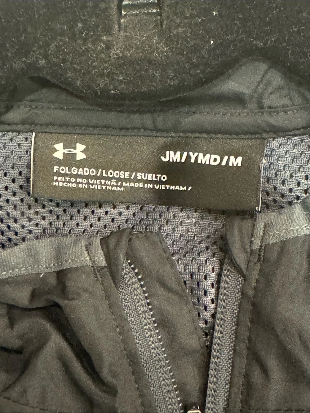 Under Armour youth windbreaker jacket featuring a full-zip closure and hood sz M